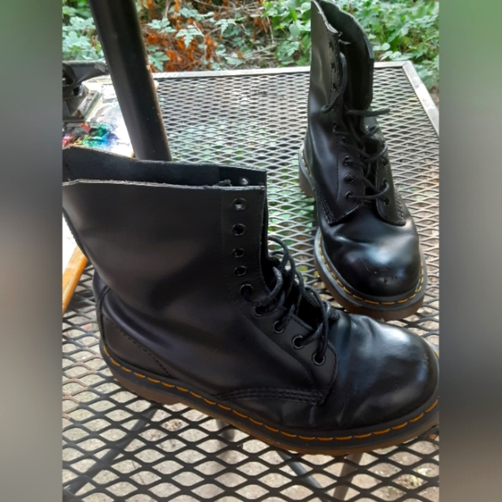 BLACK DOC MARTENS LEATHER BOOTS